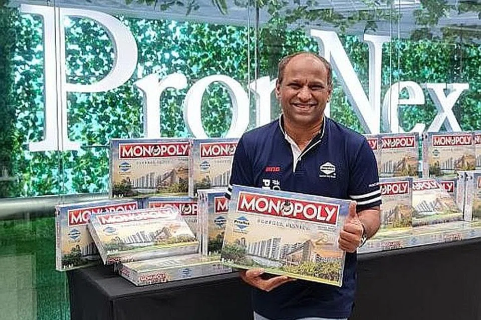 BELAJAR SAMBIL BERMAIN: Encik Ismail berkata permainan monopoly edisi PropNex ini menerapkan elemen-elemen pasaran hartanah Singapura. - Foto PROPNEX