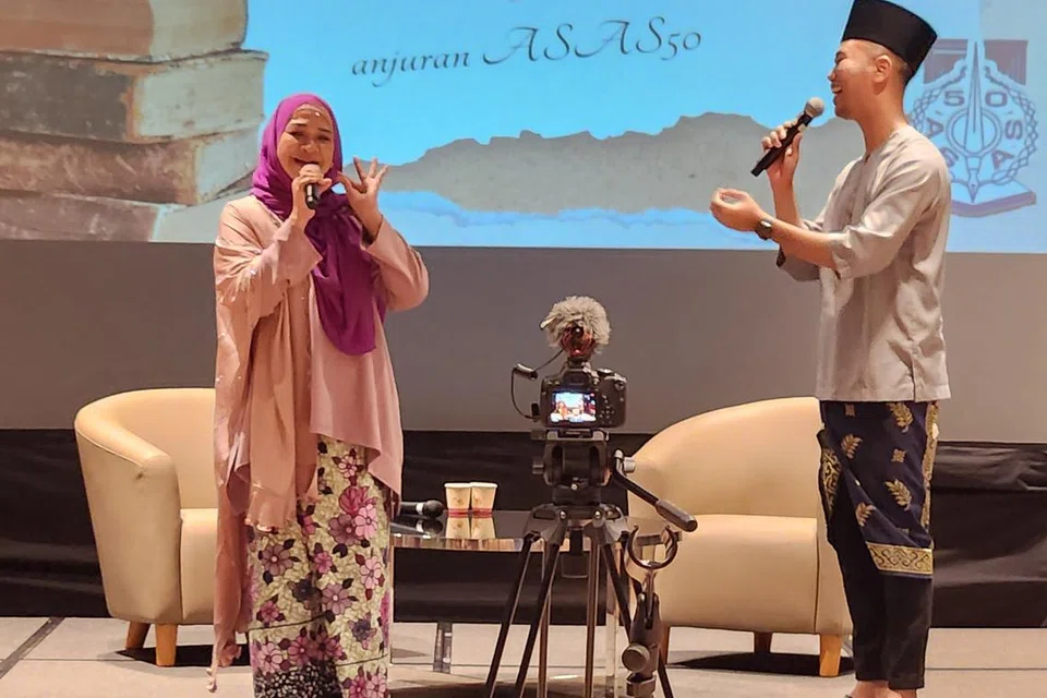 MENGHIBUR HADIRIN: Cikgu Khaziah Yem (kiri) berduet dengan Encik Afi Hanafi mendendangkan lagu ‘Gurindam Jiwa’. 