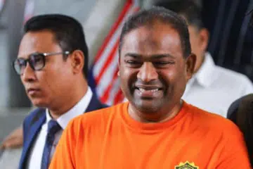 DIREMAN BANTU SIASATAN: Bekas pengerusi Tabung Haji, Datuk Seri Abdul Azeez Abdul Rahim ditahan reman empat hari bagi membantu siasatan Suruhanjaya Pencegahan Rasuah Malaysia (SPRM) melibatkan kontrak Tabung Haji. - Foto THE STAR