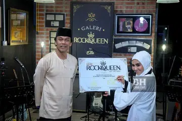 Ella (kanan) dan suami, Azhar Ghazali, ingin membangun pusat sehenti diberi nama Galeri Rockqueen yang menyediakan ruang jualan, pameran dan studio muzik.