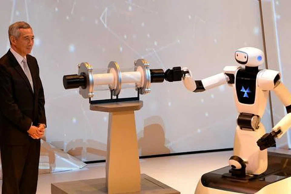 CIPTAAN SINGAPURA: PM Lee bercakap dengan robot yang dinamakan Olivia semasa pelancaran Fusionopolis Two. - Foto M.O. SALLEH