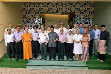 BINA RANGKAIAN ANTARA AGAMA: Pemimpin agama dan masyarakat boleh memainkan peranan penting menyampaikan mesej bertenang dan perpaduan kepada pengikut mereka dalam detik-detik selepas serangan pengganas, kata Cik Grace Fu. - Foto fail