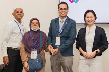 KEJAYAAN MEMBANGGAKAN: Encik Azman (dua dari kanan) adalah antara 20 peserta perantis dan pakar bertauliah DDM dari kumpulan pertama yang tamat pengajian pada tahun ini. Beliau bergambar dengan kedua orang tuanya dan tetamu terhormat, Cik Gan Siow Huang (paling kanan). - Foto BUILDINGSMART SINGAPORE