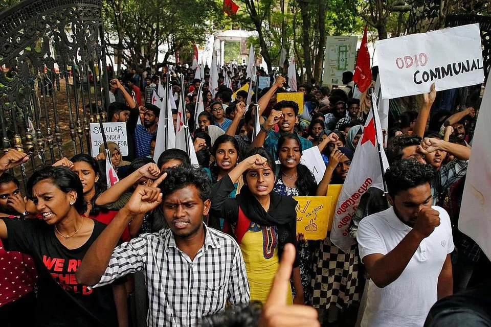 LUAH BANTAHAN: Orang ramai menyertai bantahan terhadap rang undang-undang kerakyatan India yang baru di Kochi semalam. Mereka mengkritik undang-undang itu sebagai bercanggah dengan prinsip sekular yang termaktub dalam Perlembagaan India. - Foto REUTERS