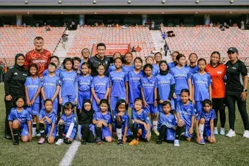 Pemangku Menteri Kebudayaan, Masyarakat dan Belia merangkap Menteri Negara Kanan (Pendidikan), Encik David Neo (tengah, berbaju hitam), bergambar bersama peserta perempuan Akademi Bola Sepak ActiveSG (AFA) menjelang perlawanan pertunjukan, bersama Pengetua AFA dan bekas pemain antarabangsa Singapura Aleksandar Duric (dua dari kiri, berbaju merah) serta pemain bola sepak wanita negara dan alumni AFA.