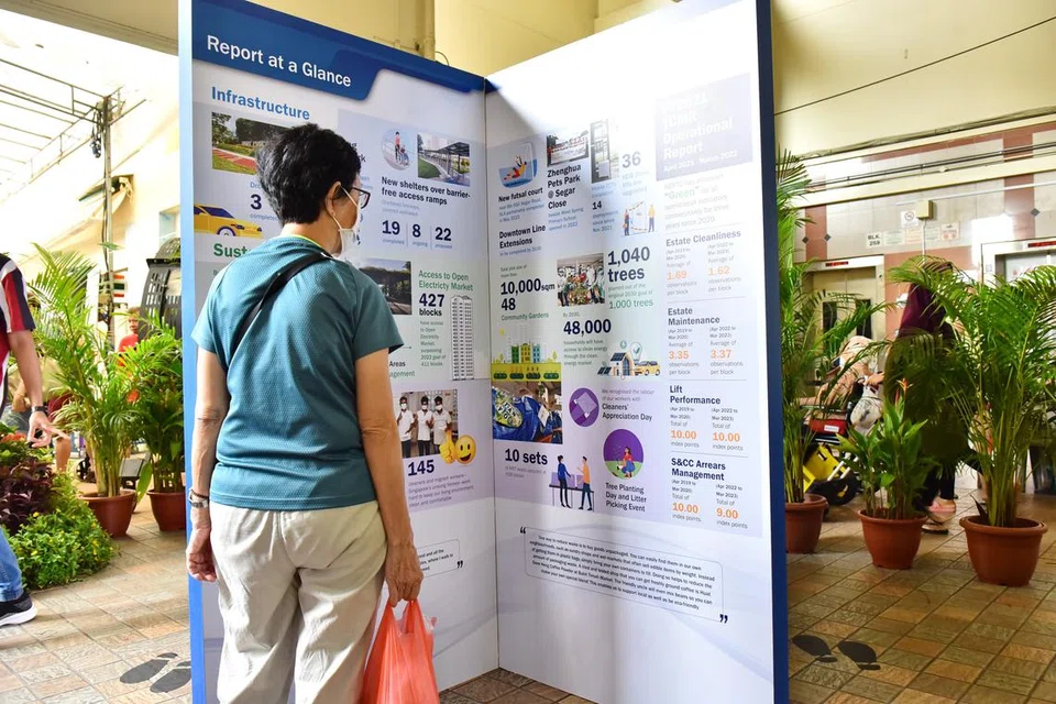 TELITI LAPORAN: Penduduk dari estet perumahan di bawah  Majlis Perbandaran Holland-Bukit Panjang (HBPTC) sedang meneliti laporan kemajuan majlis perbandaran itu, mengenai projek baru dan kerja naik taraf sepanjang tempoh tiga tahun dari 2020 hingga 2023.