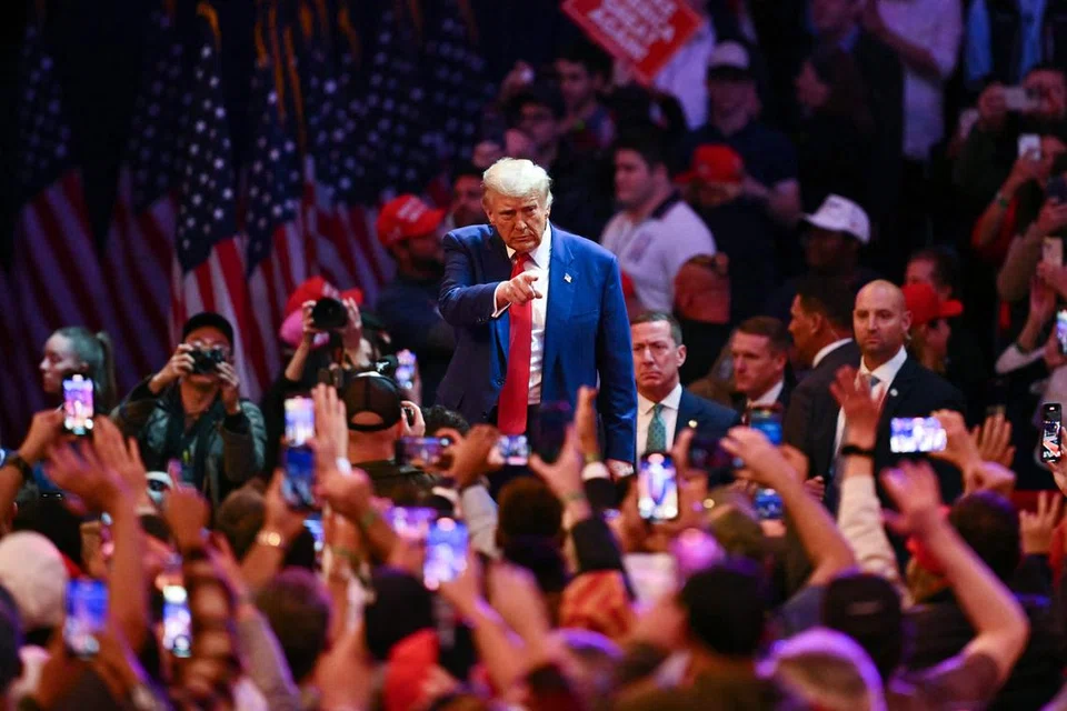 Mantan Presiden, Encik Donald Trump, melambai kepada penyokongnya semasa berkempen di Madison Square Garden, New York, pada 27 Oktober.