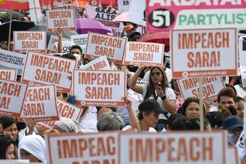 Penunjuk perasaan mengangkat plakad semasa perhimpunan di Monumen People Power, Manila, pada 31 Januari 2025, sebagai tanda sokongan terhadap aduan pemecatan terhadap Naib Presiden Filipina, Sara Duterte.
Ribuan rakyat Filipina turun ke jalan raya di Manila, mendesak Dewan Perwakilan Filipina untuk meneruskan proses pemecatan Cik Sara Duterte atas dakwaan salah laku dan penyalahgunaan dana pemerintah.