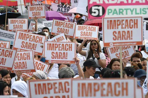 Penunjuk perasaan mengangkat plakad semasa perhimpunan di Monumen People Power, Manila, pada 31 Januari 2025, sebagai tanda sokongan terhadap aduan pemecatan terhadap Naib Presiden Filipina, Sara Duterte.
Ribuan rakyat Filipina turun ke jalan raya di Manila, mendesak Dewan Perwakilan Filipina untuk meneruskan proses pemecatan Cik Sara Duterte atas dakwaan salah laku dan penyalahgunaan dana pemerintah.