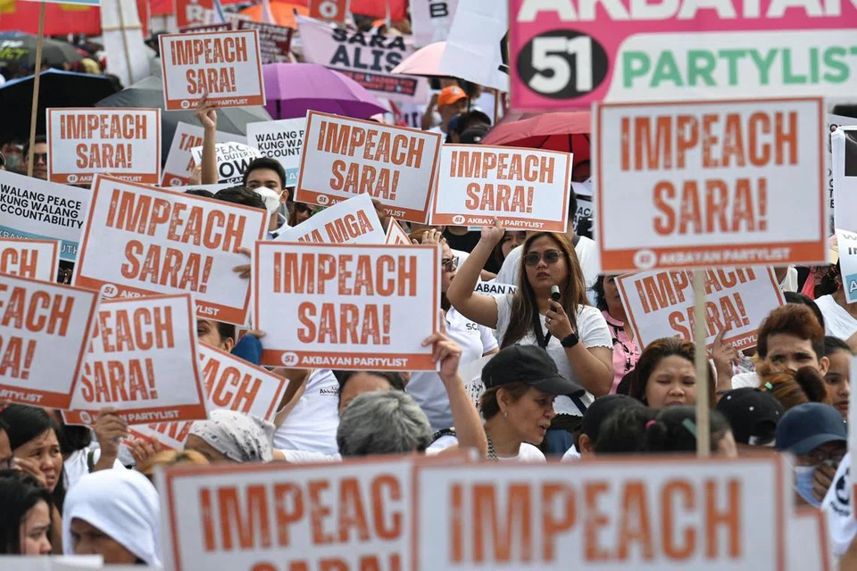 Penunjuk perasaan mengangkat plakad semasa perhimpunan di Monumen People Power, Manila, pada 31 Januari 2025, sebagai tanda sokongan terhadap aduan pemecatan terhadap Naib Presiden Filipina, Sara Duterte.
Ribuan rakyat Filipina turun ke jalan raya di Manila, mendesak Dewan Perwakilan Filipina untuk meneruskan proses pemecatan Cik Sara Duterte atas dakwaan salah laku dan penyalahgunaan dana pemerintah.