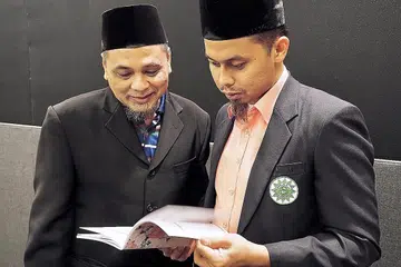 SUMBER KEKUATAN: Kehadiran Encik Muhammad Zulhilmi (kanan) dan Encik Roslan Suip bantu pelajar Madrasah Al-Arabiah Al-Islamiah (MAI) raih keputusan baik dalam peperiksaan. - Foto MADRASAH AL-ARABIAH AL-ISLAMIAH (MAI)