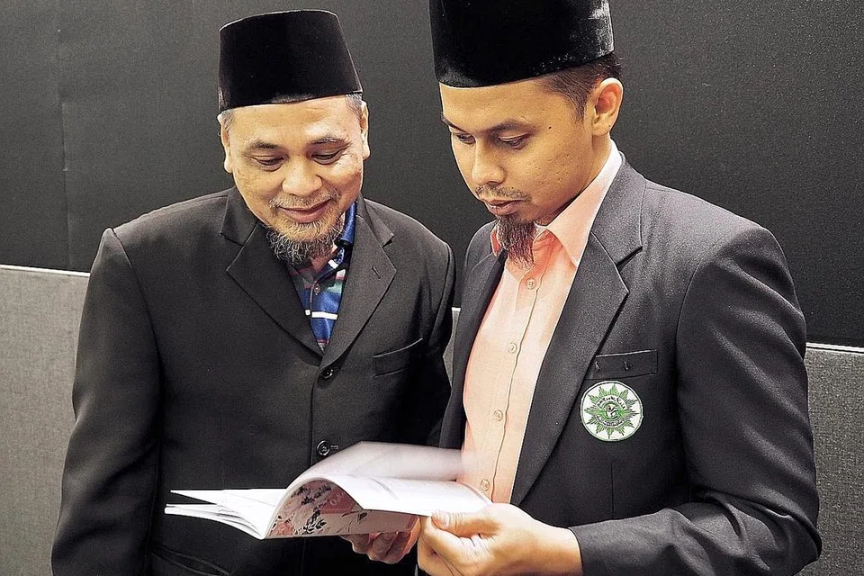 SUMBER KEKUATAN: Kehadiran Encik Muhammad Zulhilmi (kanan) dan Encik Roslan Suip bantu pelajar Madrasah Al-Arabiah Al-Islamiah (MAI) raih keputusan baik dalam peperiksaan. - Foto MADRASAH AL-ARABIAH AL-ISLAMIAH (MAI)