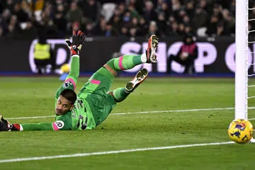 PENYELAMAT WEST HAM: Penjaga jawang West Ham, Alphonse Areola, berjaya menghalang Brighton daripada menjaringkan gol untuk mendapatkan satu mata bagi pasukannya. Beliau terpaksa menghadapi 22 percubaan daripada Brighton dalam perlawanan itu yang berkesudahan seri 0-0.