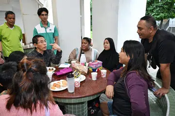 Kesemua 11 bandar M Kuasa Tiga (M³) akan melaksanakan Projek Dian, yang menyokong keluarga Melayu yang tinggal di flat sewa, menjelang hujung 2025, mendekati tambahan 1,000 keluarga serata negara. Gambar menunjukkan Menteri di Pejabat Perdana Menteri, Dr Mohamad Maliki Osman, yang juga menerajui Projek Dian (lima dari kanan), mendekati penduduk Blok 113 dan Blok 114 Bedok North Street 2 semasa satu acara pendekatan Projek Dian pada Januari 2025.