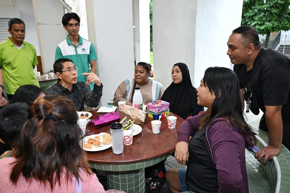 Menteri di Pejabat Perdana Menteri, Dr Mohamad Maliki Osman, yang juga menerajui Projek Dian, mendekati penduduk Blok 113 dan Blok 114 Bedok North Street 2 semasa satu acara pendekatan Projek Dian pada 11 Januari.