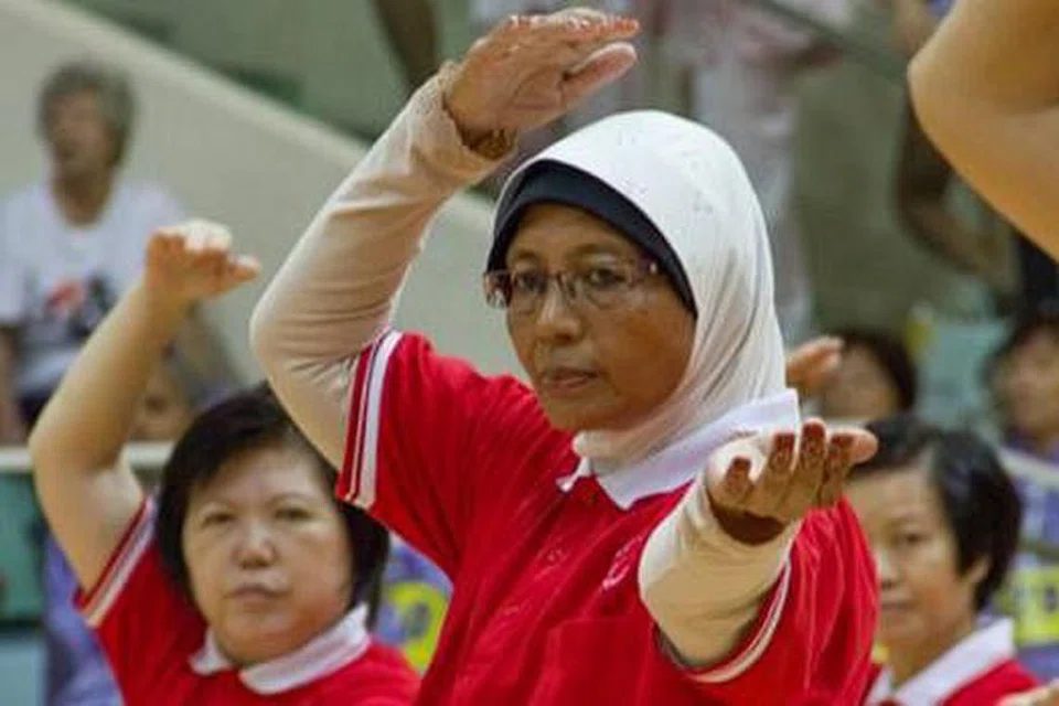 KEKALKAN KESIHATAN: Tidak seperti warga senja yang sebaya dengannya, Cik Saodah (depan) memastikan kesihatannya terjamin menerusi senaman qigong agar tidak membebankan satu-satu anaknya yang kini menghidap ekzema. - Foto ZALEHA ABDUL KADER