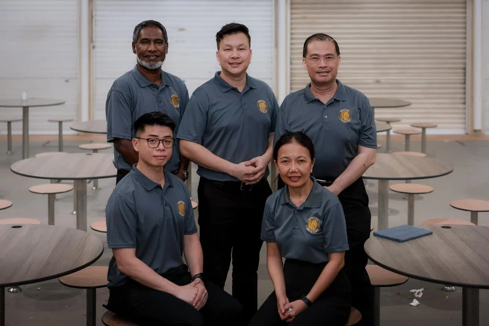 Calon-calon Parti Bersatu Singapura (SUP) yang bakal bertanding di GRC Ang Mo Kio dalam Pilihan Raya Umum 2025 (GE2025) terdiri daripada (dari kiri, berdiri) Pengerusi SUP, Dr Ridhuan Chandran; Setiausaha Agung SUP, Encik Zhu Laicheng Andy;  dan Anggota Jawatankuasa Eksekutif Pusat (CEC) SUP, Dr Vincent Ng serta (dari kiri, duduk) anggota SUP, Encik Nigel Ng; dan Bendahari SUP, Cik Noraini Yunus.