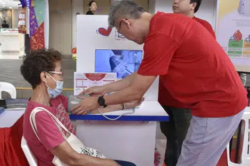 PANTAU TEKANAN DARAH: Orang ramai boleh memeriksa tekanan darah mereka di Reruai Kesedaran Tekanan Darah yang kini disediakan di pelbagai ruang masyarakat.