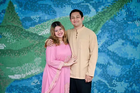 Dalam mengimbangi tanggungjawabnya, Afrah Athasha Aman Shah atau lebih dikenali sebagai Zalelo (kiri) akui suaminya, Encik Muhammad Muazzin Midzamuddin, amat memahami jadual beliau dan banyak memberi sokongan.