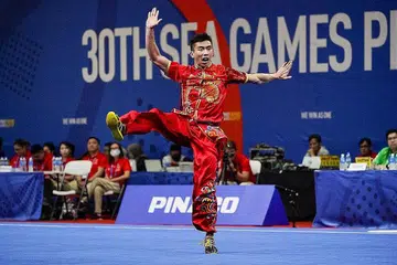 EMAS PERTAMA: Yong Yi Xiang beraksi dengan cemerlang dalam acara final changquan di Pusat Dagangan Dunia, Manila, mengutip 9.70 mata untuk mengalahkan sembilan pesaing lain. - Foto SNOC