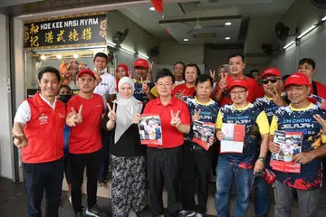 TURUN PADANG: Ketua Menteri sementara Pulau Pinang, Encik Choe Kon Yeow (depan, empat dari kanan) bersama penyokong giat berkempen meraih sokongan pengundi menjelang Pilihan Raya Negeri di Malaysia, pada 12 Ogos ini.  