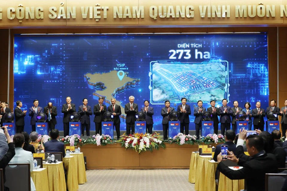 HADIRI SIDANG: Perdana Menteri, Encik Lee Hsien Loong (tengah), dan Perdana Menteri Vietnam, Encik Pham Minh Chinh, bergambar semasa  menghadiri Sidang bagi Menggalak pelaksanaan Projek Kerjasama Vietnam-Singapura dan untuk merasmikan secara maya acara pecah tanah tiga taman perindustrian di Vietnam yang akan memulakan pembangunan pada 2024. Turut menghadiri acara itu ialah Menteri Ehwal Luar, Dr Vivian Balakrishnan; Menteri Pendidikan, Encik Chan Chun Sing dan Menteri Tenaga Manusia merangkap Menteri Kedua Perdagangan dan Perusahaan, Dr Tan See Leng. 