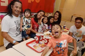 KELUARGA BAHAGIA: Vokalis Yazid Abu Bakar daripada kumpulan Lovehunters gembira menjadi seorang bapa kepada dua anak kandung, Naomi Kiyomi (didukung Yazid) dan Mohd Akihiko (dipangku isteri Yazid). Isterinya, Cik Wijawati Abdullah (berbaju merah), bersama empat anak tiri lain - Nisa Alicia (kelima dari kiri) dan Nabella sementara di depan Ardy Luthfil dan Ryan Matin. - Foto TUKIMAN WARJI