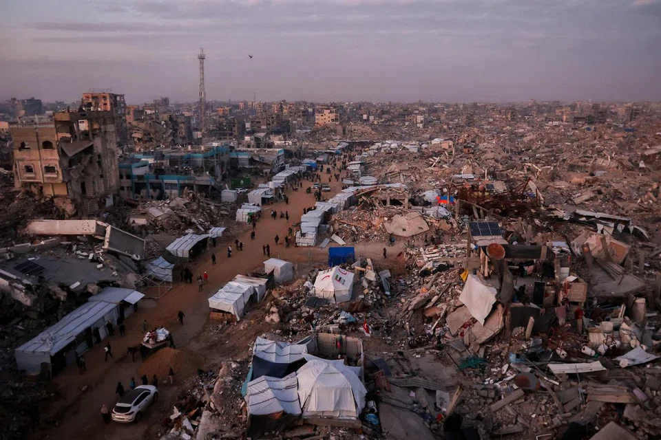 Penduduk Palestin yang melarikan diri ketika perang tetapi telah pulang ke Gaza selepas gencatan senjata dikuat kuasa, kini berteduh dalam khemah untuk meneruskan kehidupan.