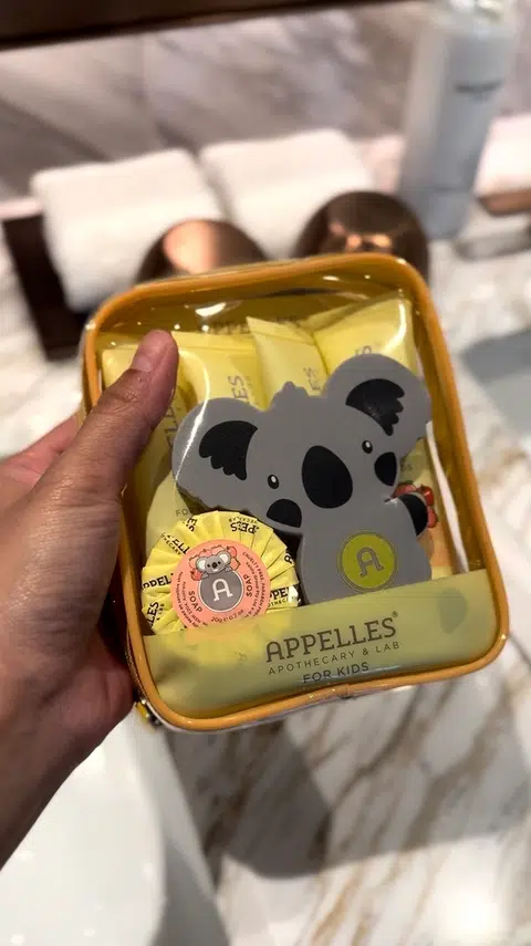 Beg kecil yang mengandungi syampu, sabun, losen badan jenama Appelles diberi khas untuk kegunaan kanak-kanak.