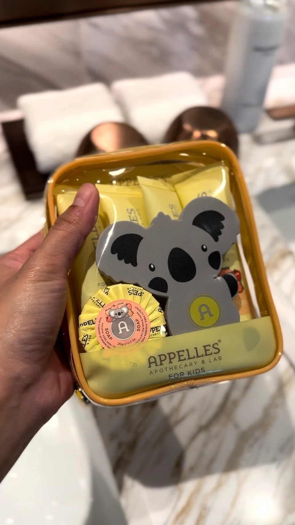 Beg kecil yang mengandungi syampu, sabun, losen badan jenama Appelles diberi khas untuk kegunaan kanak-kanak.