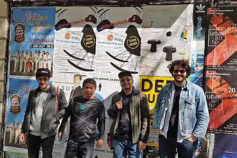 BAKAT SENI BERGANDING BAHU: Penggiat seni dari Perancis dan Asia Tenggara - (dari kiri) Encik Remy Chateau, Encik Popok Tri Wahyudi, Encik Asfi K. dan Encik Guillaume Legrand - menjayakan pameran seni perbandaran di Paris sebagai wadah meluah rasa pada papan lungsur. - URBAN ART FAIR PARIS