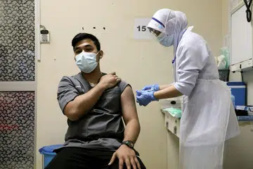 VAKSINASI BUAT SEMUA GURU: Timbalan Menteri Pendidikan Malaysia, Encik Mah Hang Soon, mengharapkan semua 500,000 guru di Malaysia dapat menjalani vaksinasi dalam fasa kedua program kebangsaan. Foto REUTERS