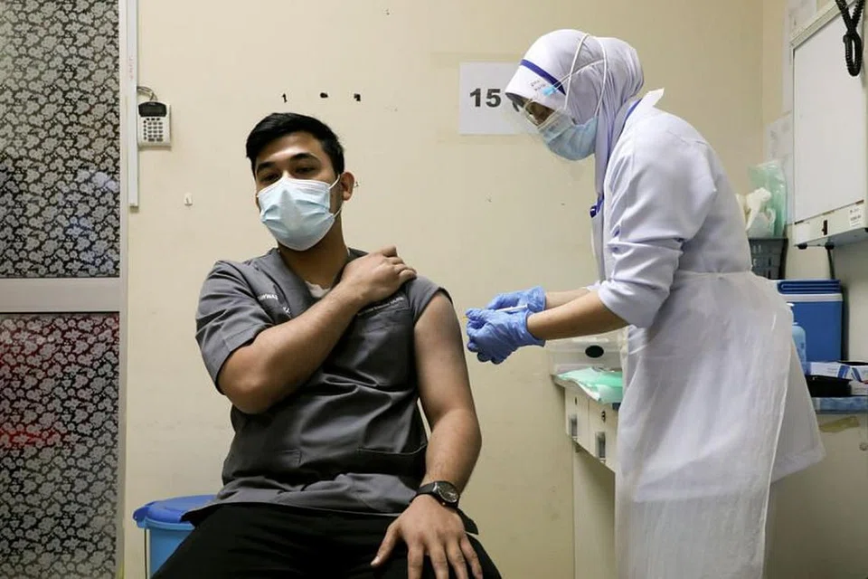 VAKSINASI BUAT SEMUA GURU: Timbalan Menteri Pendidikan Malaysia, Encik Mah Hang Soon, mengharapkan semua 500,000 guru di Malaysia dapat menjalani vaksinasi dalam fasa kedua program kebangsaan. Foto REUTERS
