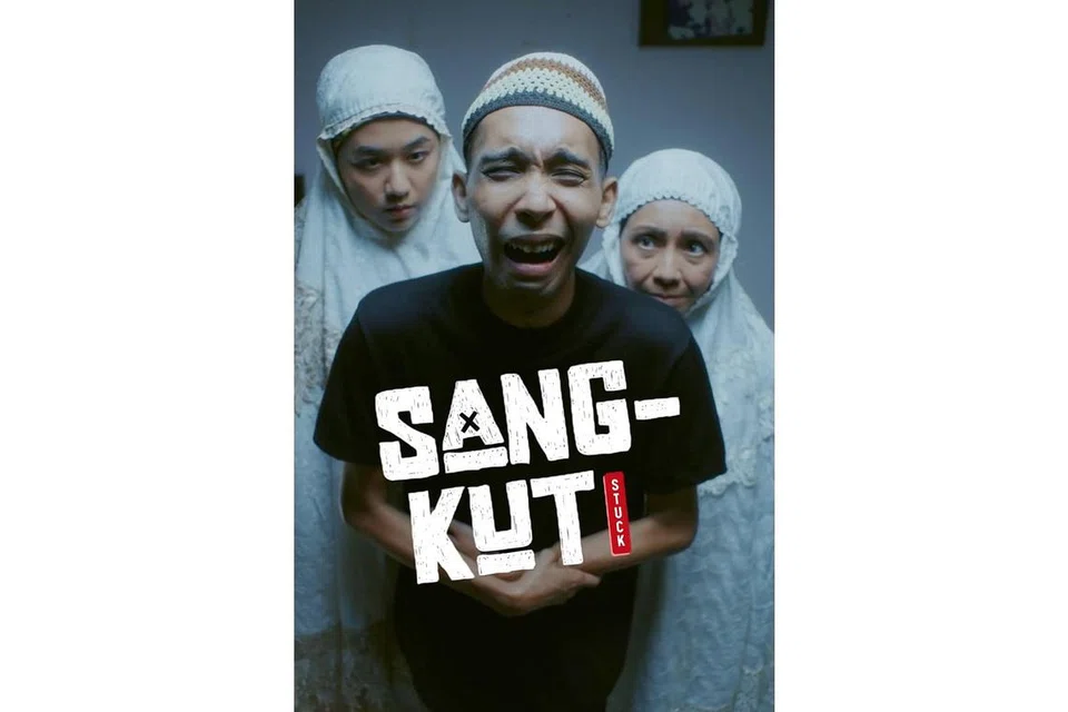 HIDUP SEBUMBUNG DENGAN MENTUA: Filem pendek berunsur komedi 'Sangkut' ini dijayakan oleh pelakon baru Hafiz Aziz, Diyanah Permata dan pelakon veteran Fauzah Khalid sebagai ibu mentua. - Foto SEVENONE FILMS