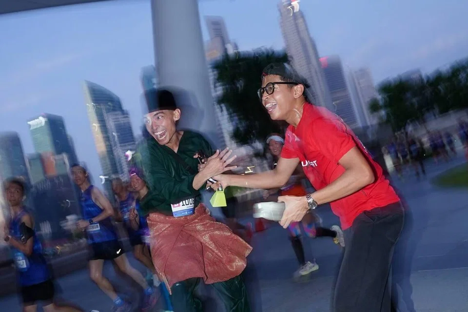 Meskipun tidak jelas, Encik Dani (kiri) dilihat berlari semasa acara separuh maraton itu dan ditemui rakannya di jalan raya.