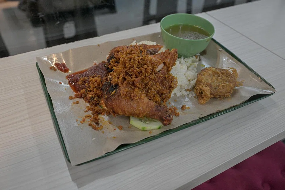 Set ala carte nasi ayam di Fiie’s Cafe berharga $6.50. Hidangan tambahan berharga $1.