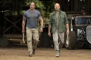 MARAH-MARAH SAYANG: Filem Fast & Furious Presents: Hobbs & Shaw lebih daripada setakat filem aksi dengan babak kejar-mengejar kerana ia menyentuh tentang dua musuh, Hobbs (kiri) dan Shaw, yang akhirnya bersatu hati bagi menyelamatkan dunia daripada virus berbahaya Snowflake. - Foto UNIVERSAL PICTURES
