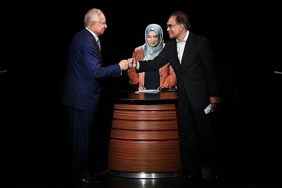 UJI KEPOPULARAN: Ada pihak beranggapan, debat antara Datuk Seri Najib Razak (kiri) dengan Datuk Seri Anwar Ibrahim (kanan) yang diadakan di Pusat Pelancongan Malaysia (Matic), Kuala Lumpur, pada 12 Mei itu adalah bagi kedua-dua tokoh tersebut menguji kepopularan mereka dalam kalangan rakyat terutama pengundi menjelang Pilihan Raya Umum (PRU) ke-15 tidak berapa lama lagi. - Foto FHAMI FADZIL