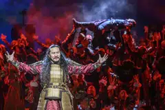 Pementasan ‘The Mongol Khan’ mengisahkan tentang perebutan kuasa kerajaan Empayar Xiongnu. Ia memaparkan nilai pengorbanan dan sisipan rasa iri hati dan dukacita melalui aksi penuh bertenaga oleh pelakon dan penari akrobat.