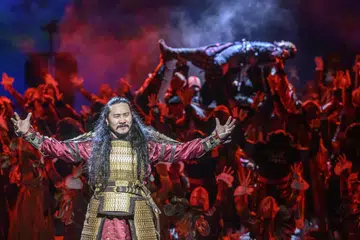 Pementasan ‘The Mongol Khan’ mengisahkan tentang perebutan kuasa kerajaan Empayar Xiongnu. Ia memaparkan nilai pengorbanan dan sisipan rasa iri hati dan dukacita melalui aksi penuh bertenaga oleh pelakon dan penari akrobat.