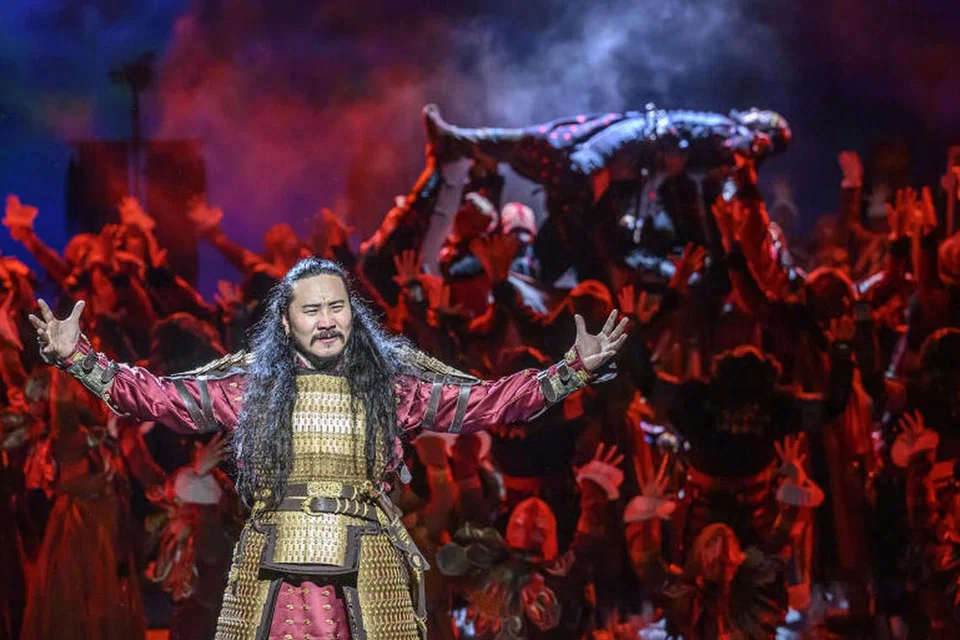 Pementasan ‘The Mongol Khan’ mengisahkan tentang perebutan kuasa kerajaan Empayar Xiongnu. Ia memaparkan nilai pengorbanan dan sisipan rasa iri hati dan dukacita melalui aksi penuh bertenaga oleh pelakon dan penari akrobat.