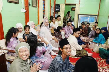 Hampir 60 anak muda pengikut setia wadah digital Berita Harian, OMGxBH, menikmati suasana Hari Raya di kampung terakhir di Singapura – Kampong Lorong Buangkok – pada 19 April.