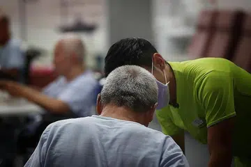 DILANJUTKAN: MOH akan lanjutkan penggantungan semua lawatan secara langsung ke semua rumah penjagaan warga emas hingga 24 Oktober ini. - Foto fail