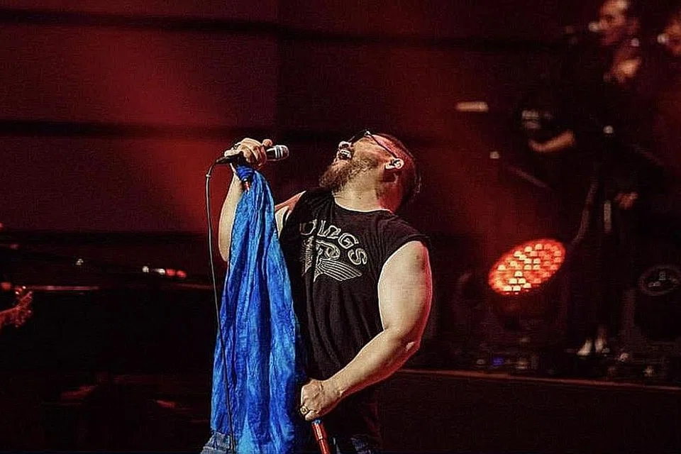 KUAT SEMANGAT: Meskipun tidak sihat, Awie harungi konsert dua malam dan persembahkan 33 buah lagu. - Foto INSTAGRAM ADESENIBRO
