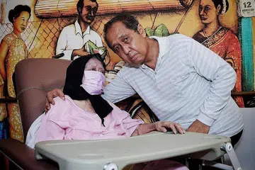 MENJAGA IBU: Encik Minhat Ismail berusaha menziarahi ibunya, Cik Fatimah Yasmin di rumah penjagaan setiap hari walaupun beliau sendiri tidak sihat dan perlu menjalani dialisis tiga kali seminggu. - Foto BH oleh KHALID BABA