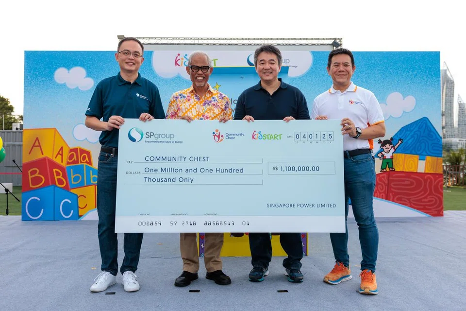 (Dari kiri) Pegawai Eksekutif (CEO) SP Group, Encik Law Chin Ho; Menteri Pembangunan Sosial dan Keluarga, Encik Masagos Zulkifli Masagos Mohamad; Pegawai Eksekutif (CEO) KidSTART, Encik Joel Tan; Pengerusi Community Chest, Encik Mr Chew Sutat; bergambar bersama cek bernilai $1.1 untuk KidStart. 