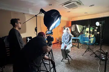 Penolong Pengurus, Komunikasi Pemasaran Masjid Assyafaah, Encik Abdul Karim Mislan (kiri), dan Pegawai Eksekutif Media dan Acara Masjid Alkaff Kampung Melayu, Encik Mahy Umar (dua dari kiri), ketika penggambaran video bagi Persidangan Sektor Satu Masjid (OMS). 
