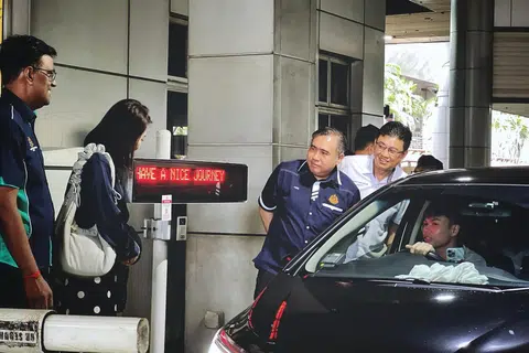 Menteri Pengangkutan, Encik Anthony Loke (tengah), sedang memantau pelaksanaan Permit Masuk Kenderaan (VEP) di kompleks Kastam, Imigresen dan Kuarantin Malaysia di Johor Bahru.