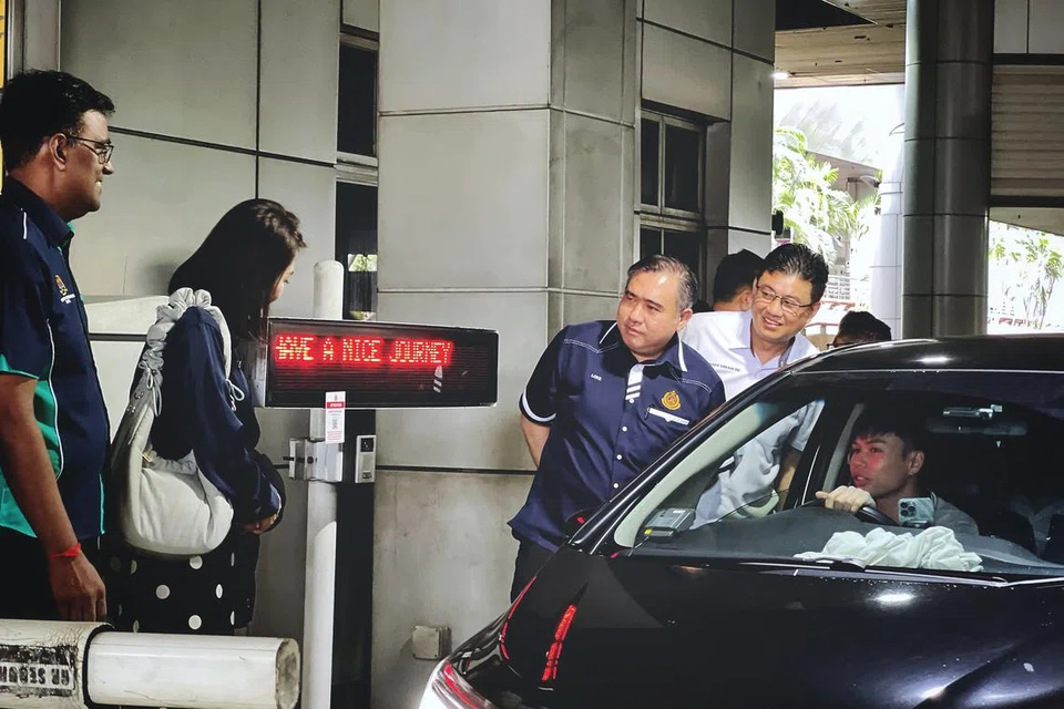 Menteri Pengangkutan, Encik Anthony Loke (tengah), sedang memantau pelaksanaan Permit Masuk Kenderaan (VEP) di kompleks Kastam, Imigresen dan Kuarantin Malaysia di Johor Bahru.