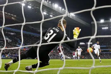 TIDAK MENJADI: Tendangan penalti Riyad Mahrez berjaya diselamatkan penjaga gawang Aston Villa. - Foto REUTERS